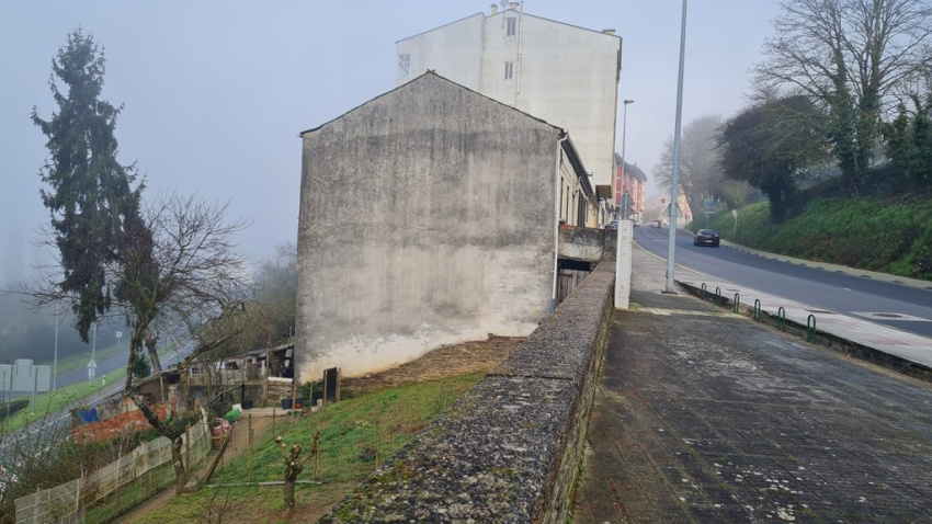 El árbol está ubicado entre las Rúa Santiago y la propia carretera Nacional 6 a su paso por Lugo