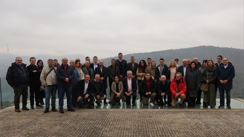 Foto de familia del conselleiro con los alcaldes y otros agentes que forman parte activa de la candidatura de la Ribeira Sacra a Patrimonio de la Humanidad