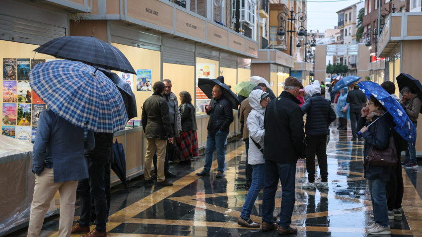 Inauguración bajo la lluvia de la feria del libro de Lorca