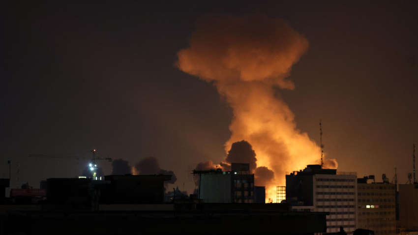 Humo se eleva tras un ataque aéreo en el centro de Teherán, Irán, el 6 de marzo de 2026.