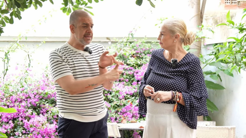 Iván, peluquero, entrevistado por María Pilar Dancausa en un vídeo de su canal de Youtube @elparocreavagospodcast