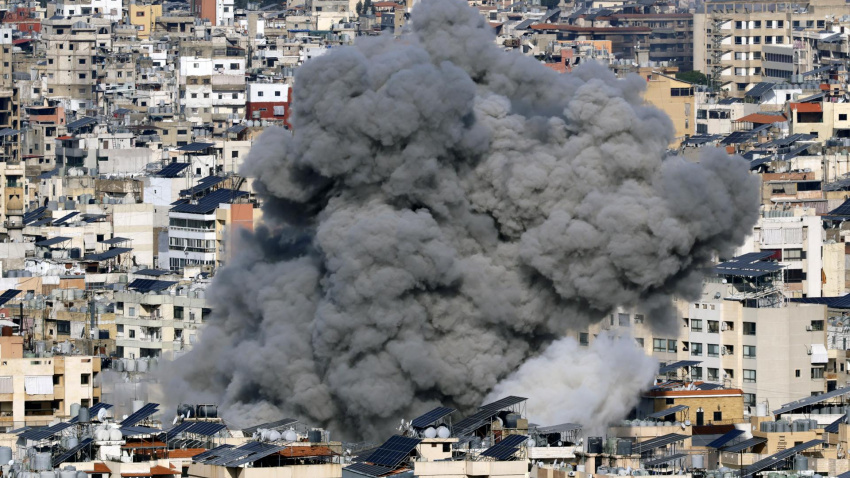 Una columna de humo se eleva tras un bombardeo israelí sobre Dahieh, un suburbio mayoritariamente chií en el sur de Beirut, Líbano