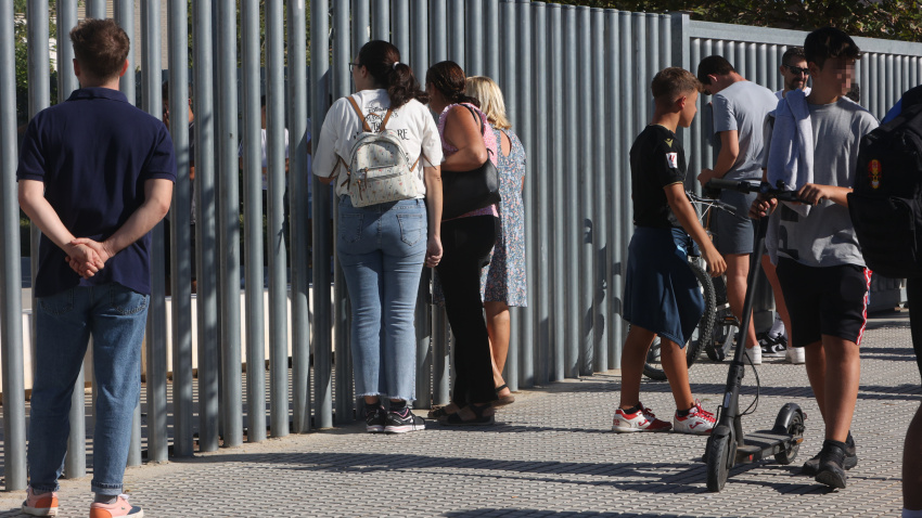 Padres y familiares en las puertas de un instituto de Cádiz