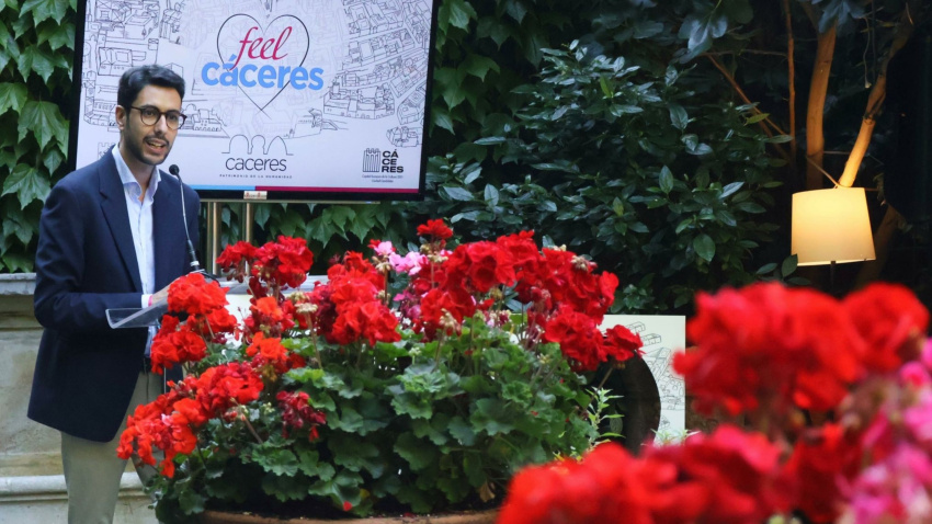 Ángel Orgaz presentando la campaña turística de Feel Cáceres