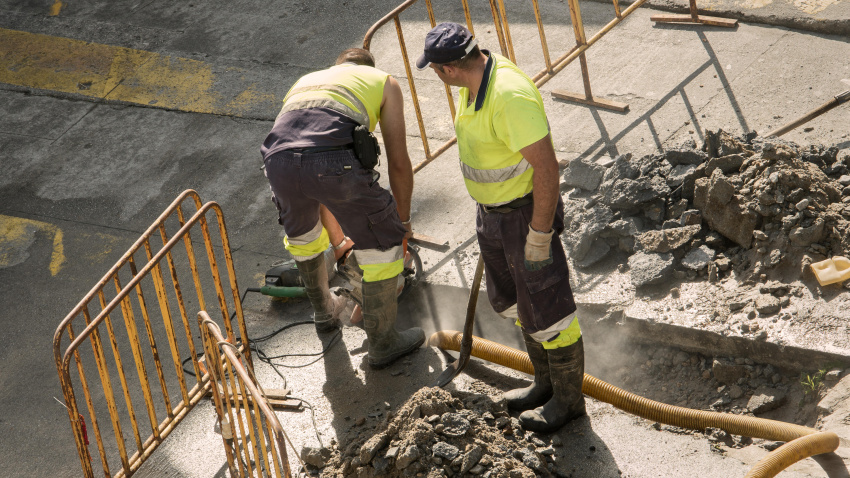 Dos peones en una obra