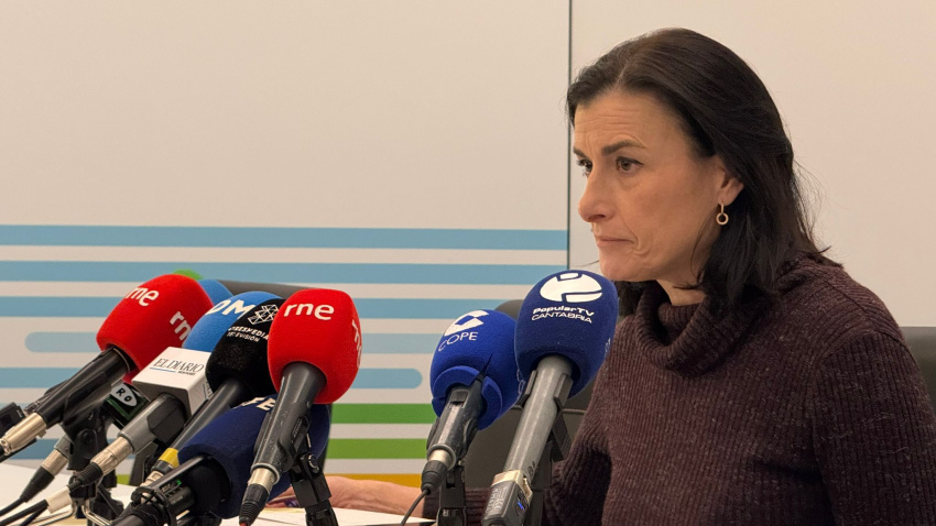 La alcaldesa de Santander, Gema Igual, atendiendo a los medios