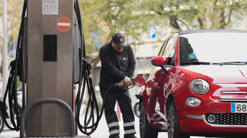 Una persona echa combustible, a 4 de marzo de 2026