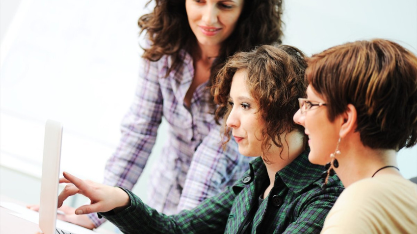 Mujeres trabajando con un ordenador.