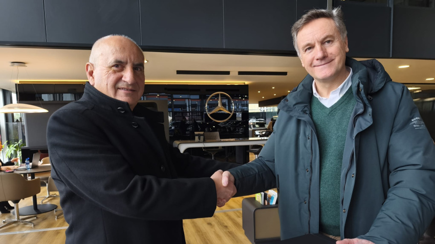 Gerardo Martínez Quesada, presidente del Centro Asturiano, y Luis Abella González, gerente de los concesionarios Adarsa de Siero y Avilés