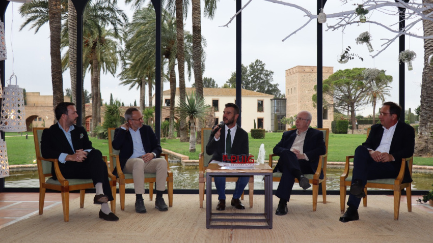 El alcalde con representantes de salones de El Puig