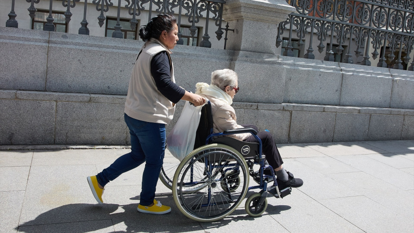 (Foto de ARCHIVO)(Foto de ARCHIVO)Una mujer mayor en silla de ruedas y su cuidadoraJESÚS HELLÍN / EUROPA PRESS03/6/2023