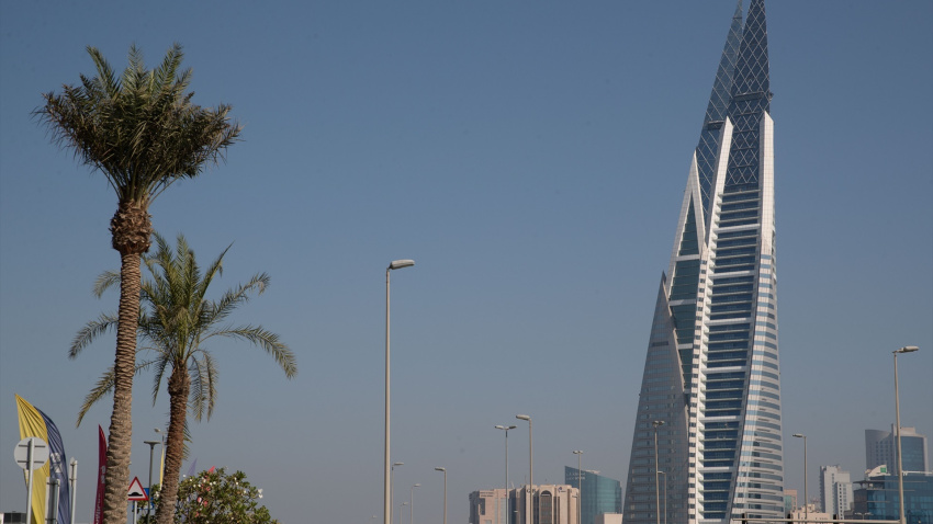 Vista del Centro de Comercio Mundial de Bahréin (derecha) en Manama, Bahréin.