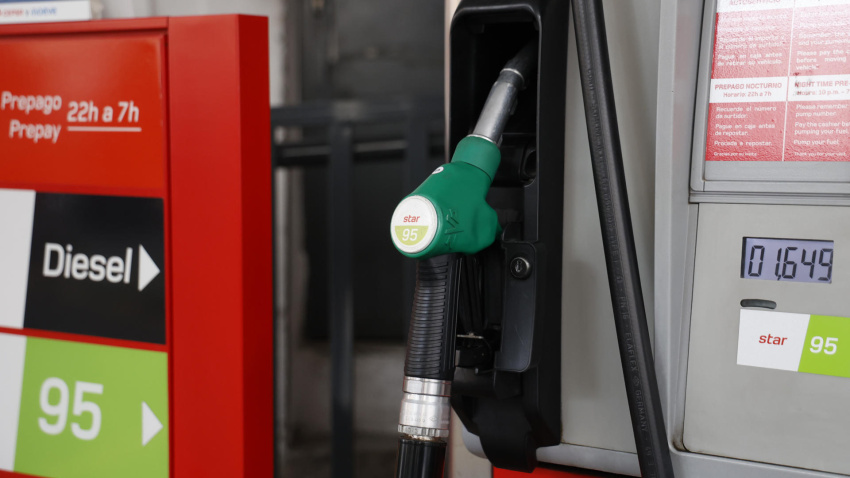 Un surtidor de diesel 95 en una gasolinera de Madrid