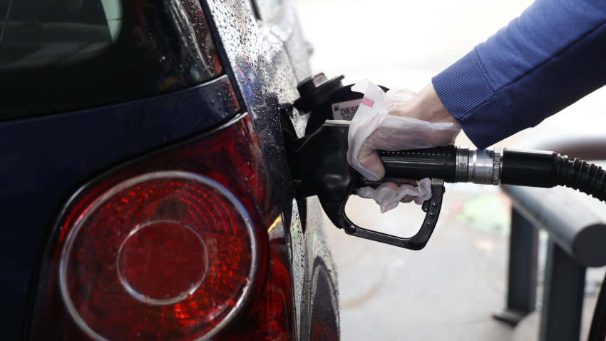 Una persona reposta este viernes en una gasolinera de Madrid