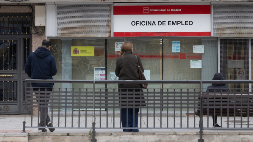 Varias personas hacen cola en una oficina de empleo