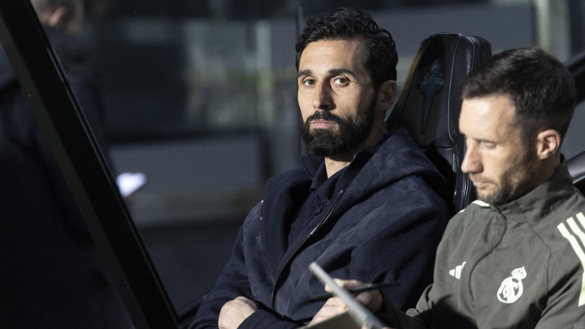 Álvaro Arbeloa, muy serio durante el Celta - Real Madrid