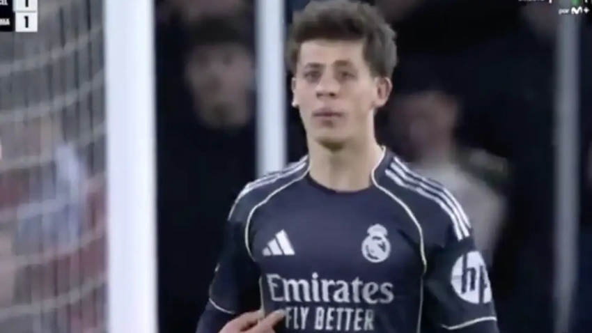 El centrocampista turco se sorprende después de ser cambiado por Arbeloa en Vigo.