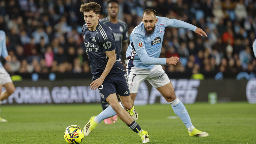 Borja Iglesias pelea por el balón con Thiago Pitarch, durante el partido Celta-Real Madrid.