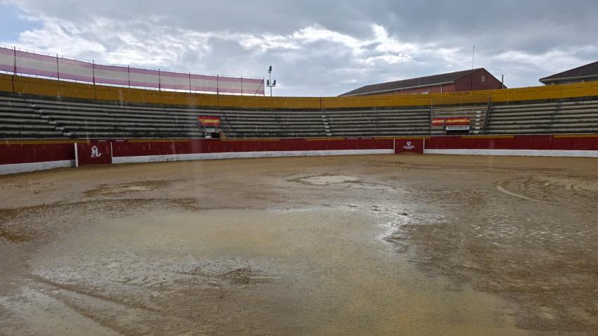 Estado del ruedo de la plaza de toros de San Agustín del Guadalix (Madrid)