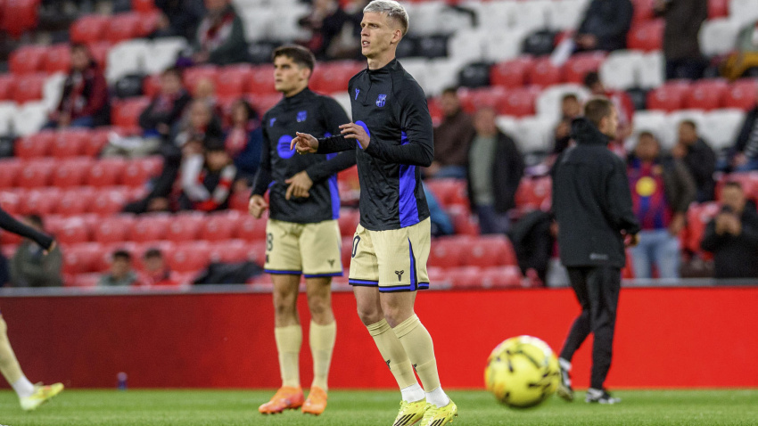 Dani Olmo realiza ejercicios de calentamiento en San Mamés