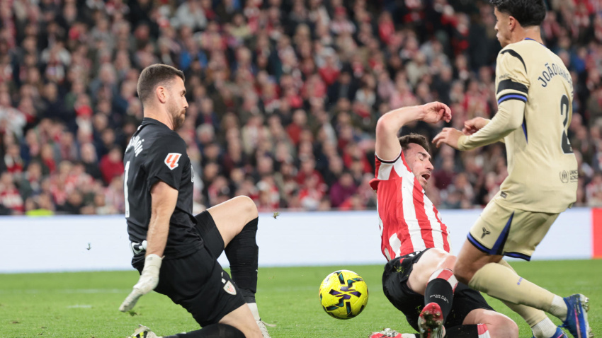 Ocasión de Cancelo durante el Athletic - Barcelona
