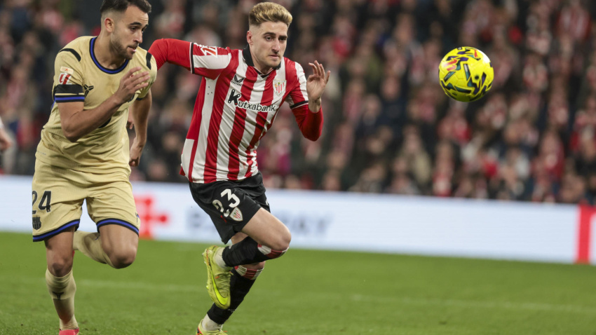 Robert Navarro y Eric García disputan un balón en el Athletic - Barcelona