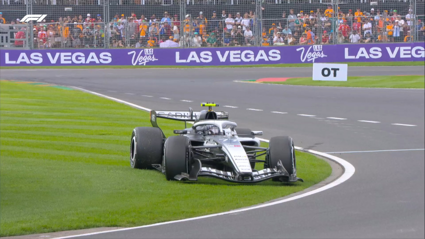 Bottas dejó parado su Cadillac justo en la entrada de boxes.