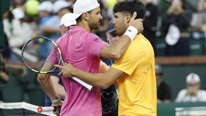 Carlos Alcaraz y Dimitrov se saludan tras el partido ganado por el español.