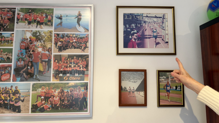 Felicitas González nos muestra algunas de las fotos que conserva en su casa