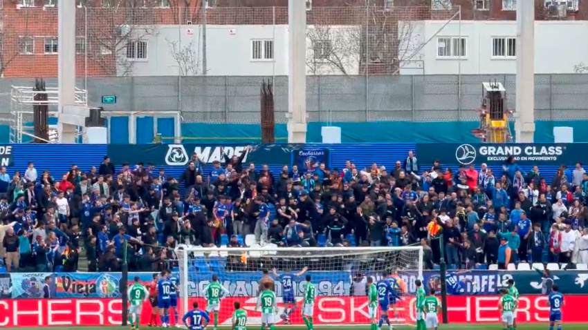 Momento de tensión en la grada del Coliseum durante el Getafe-Betis