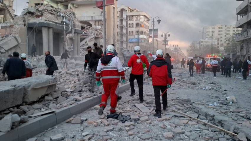 07 March 2026, Iran, Teheran: Members of the Iranian Red Crescent Society (IRCS) rescue teams work at the site of a building damaged in an airstrike in Iran, following the strikes launched by the United States and Israel on February 28, which killed Supreme Leader Ayatollah Ali Khamenei and senior military officials, prompting Iran to retaliate with strikes on Israel and Gulf states. Photo: Ircs/ZUMA Press Wire/dpa07/3/2026 ONLY FOR USE IN SPAIN
