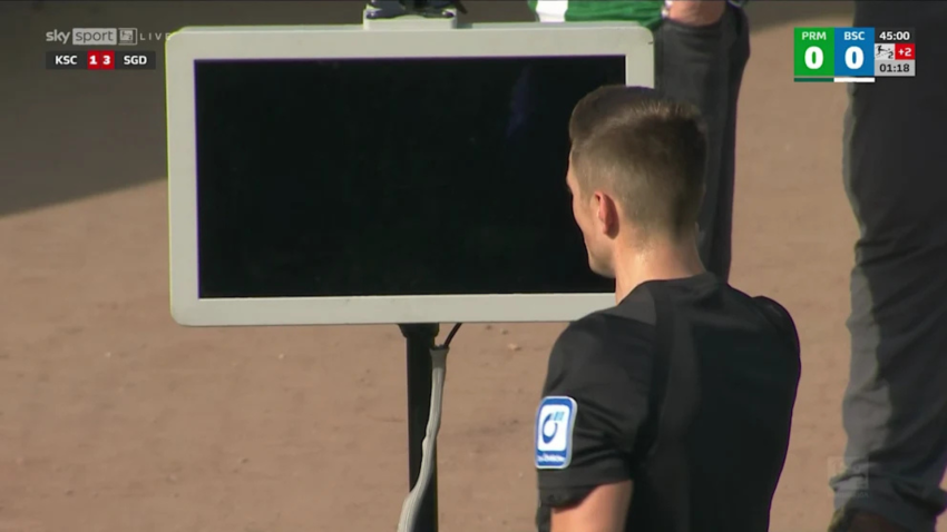 Momento exacto en el que el árbitro intenta revisa el penalti en el monitor del VAR