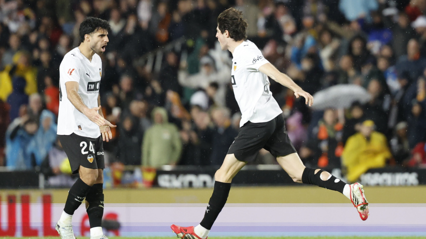 El centrocampista del Valencia Javi Guerra (d) celebra el primer gol de su equipo durante el partido de LaLiga entre el Valencia y del Deportivo Alavés, este domingo en el estadio de Mestalla.
