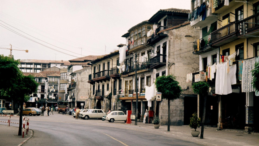 La céntrica plaza de Jose Antonio, vista desde la avenida del Generalísimo, en San Vicente de la Barquera, en la década de los 80