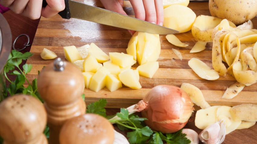 Algunos chefs recomiendan cortar la patata en pequeños dados