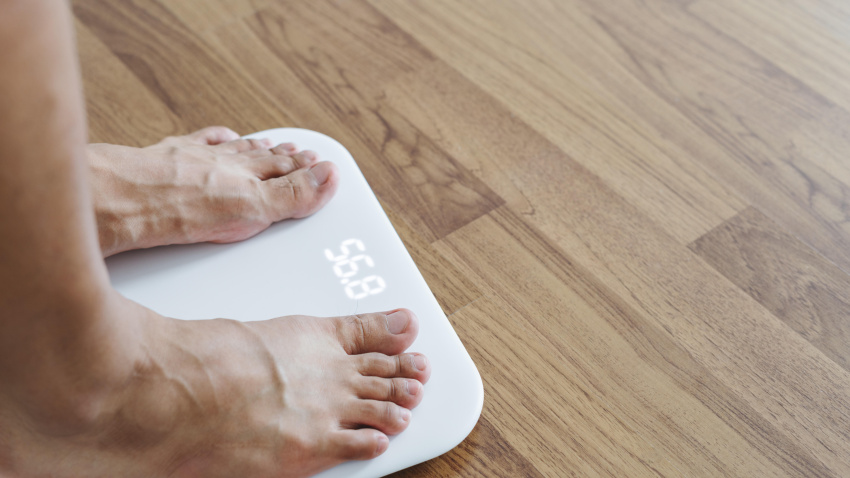 Imagen de recurso de una mujer subida a una báscula