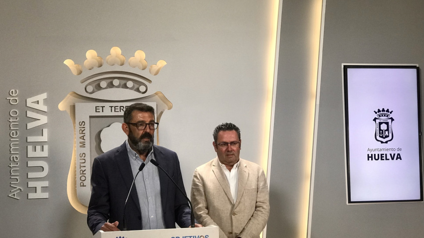 (Foto de ARCHIVO)El concejal de Movilidad y Seguridad Ciudadana del Ayuntamiento de Huelva y presidente de Emtusa, Luis Albillo; y el gerente de la empresa, Manuel Bendala, en rueda de prensa.REMITIDA / HANDOUT por AYUNTAMIENTO DE HUELVAFotografía remitida a medios de comunicación exclusivamente para ilustrar la noticia a la que hace referencia la imagen, y citando la procedencia de la imagen en la firma30/8/2022