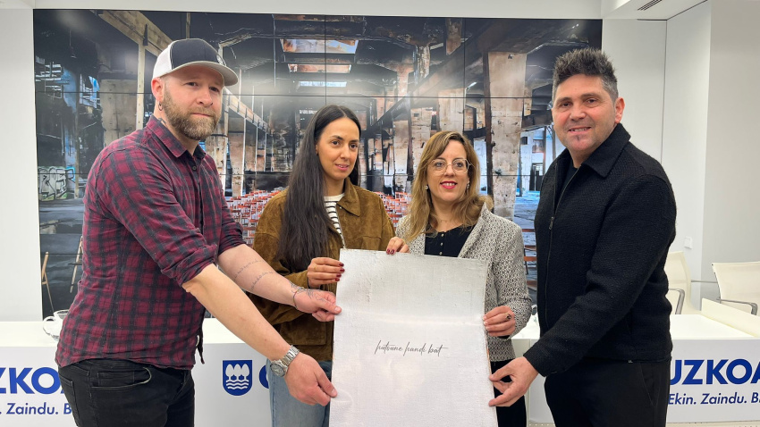 Alex Areizaga y Anne Zufiaur junto a la diputada Goizane Álvarez y el alcalde de Zumarraga, Mikel Serrano