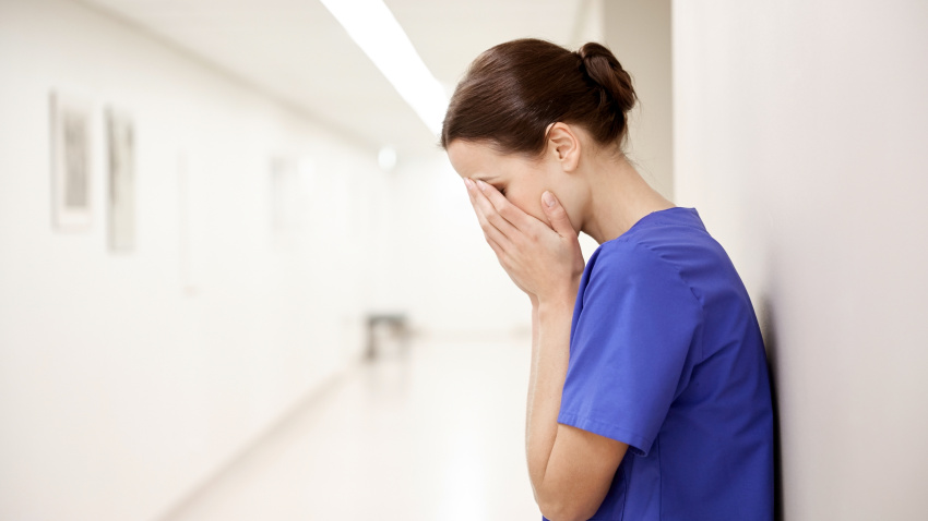 Una enfermera con las manos sobre el rostro, en una imagen de archivo