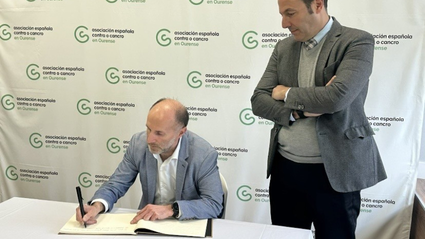 El presidente de la AECC de Ourense junto al alcalde de la ciudad