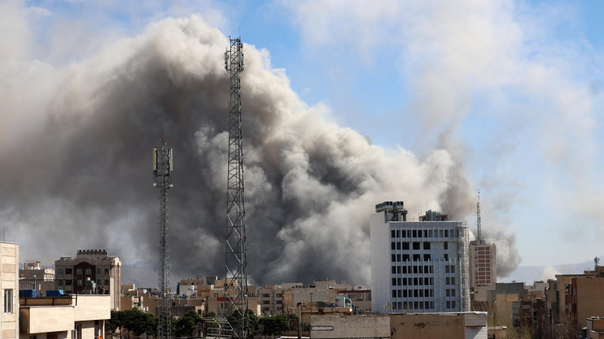 Humo en Teherán (Irán) tras un ataque israelí en una operación militar conjunta israelí-estadounidense