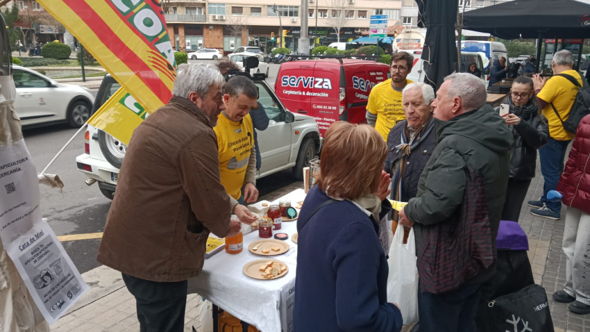 Campaña de concienciación de UAGA con consumidores y apicultores en Zaragoza