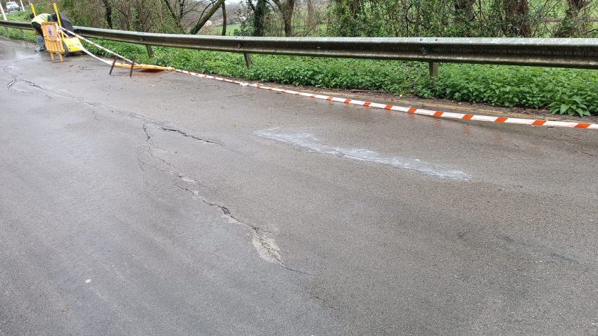 El único acceso a un pueblo de Cantabria se agrieta y pone en jaque a sus vecinos: "Se va a hundir"