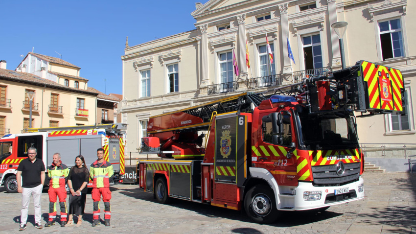 Los bomberos de Palencia presentan una bomba urbana ligera y una autoescala