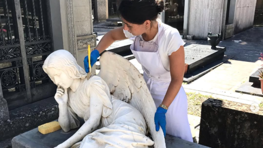 Elena Egea durante una intervención escultórica en Florencia