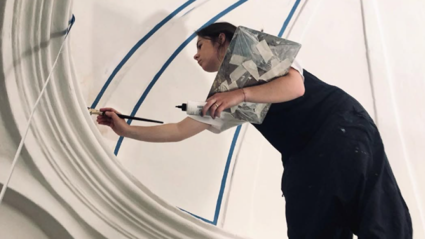 Elena Egea trabajando sobre una cúpula