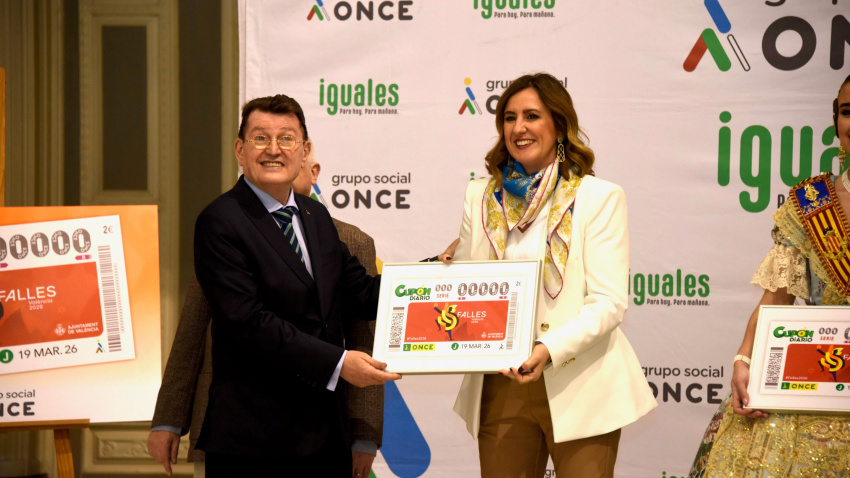 María José Catalá con el cupón de la ONCE