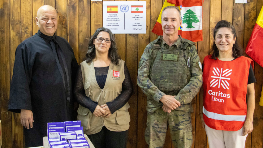 Pierre con militares españoles