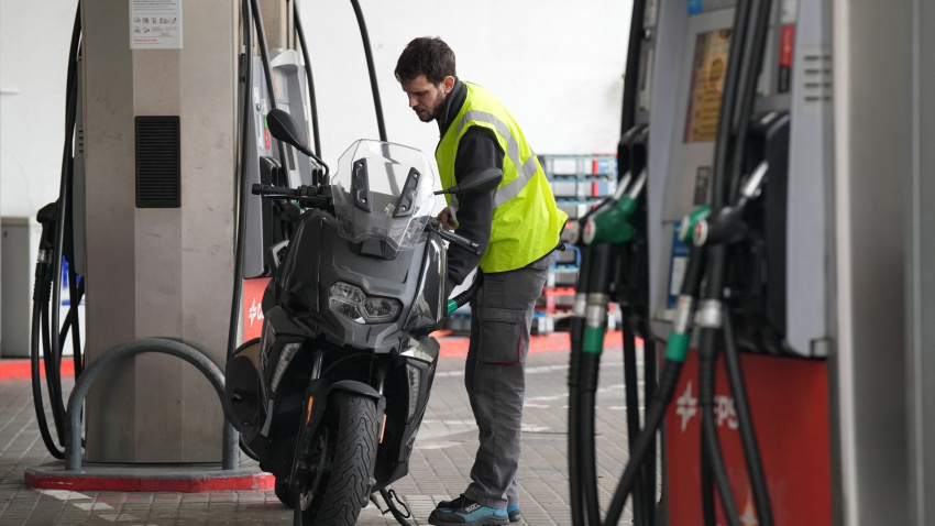 Una persona echa combustible