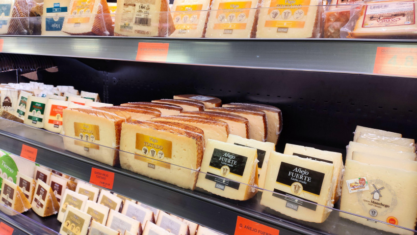 Mostrador con quesos curados y viejos en un supermercado